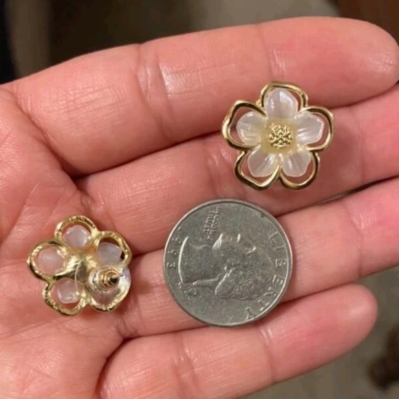 💖 2/$30 White & gold stud Daisy flower iridescent small boho statement earrings - Picture 6 of 12